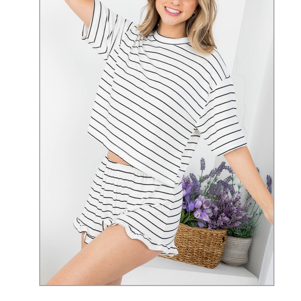 Black and white striped lounge set - Picture 4 of 10